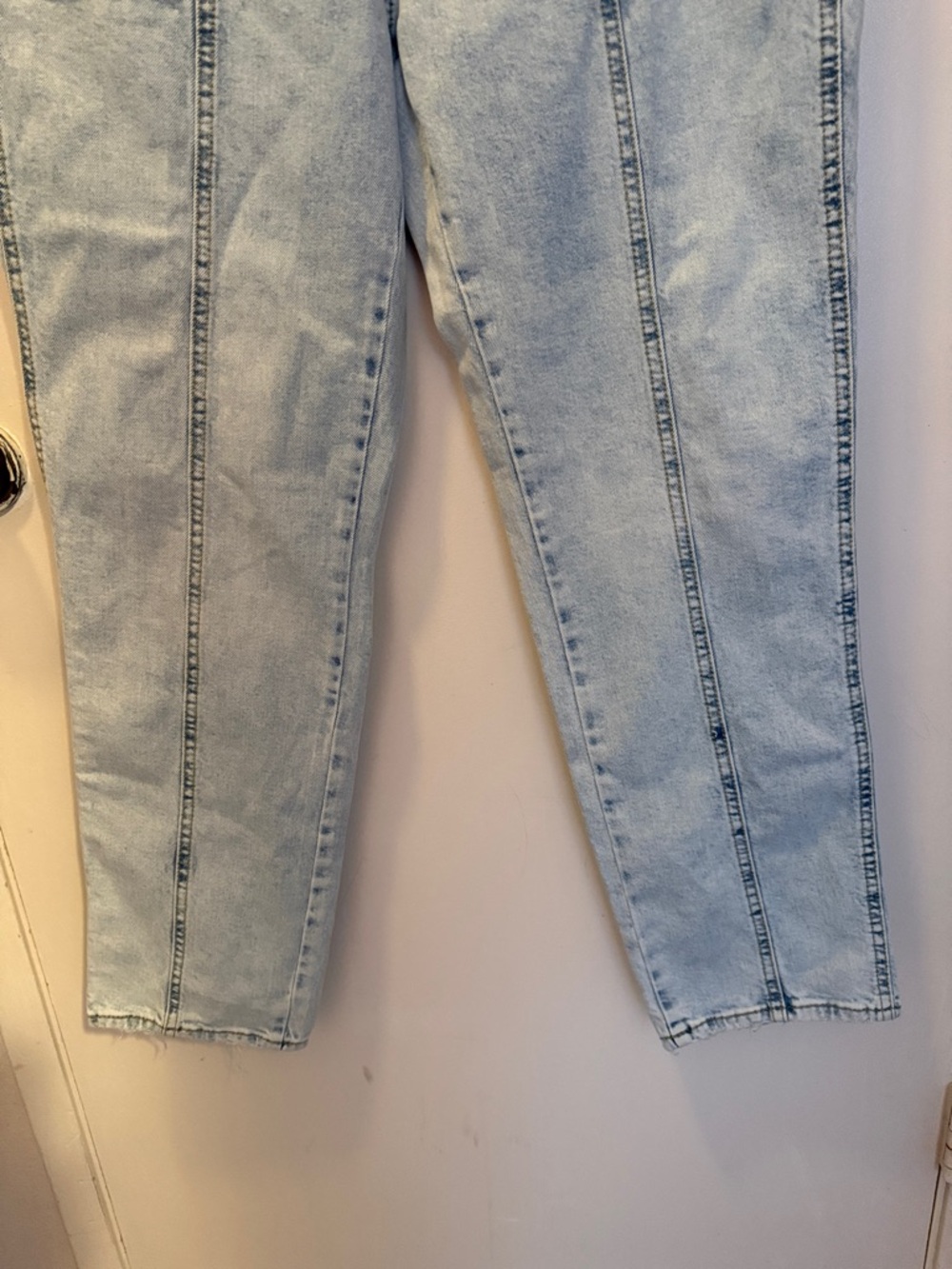 Universal Thread Light Blue Straight-Leg Jeans - Picture 4 of 8